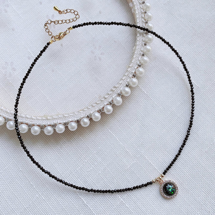 Collier avec pendentif en opale verte et perles d'obsidienne Olivenorma