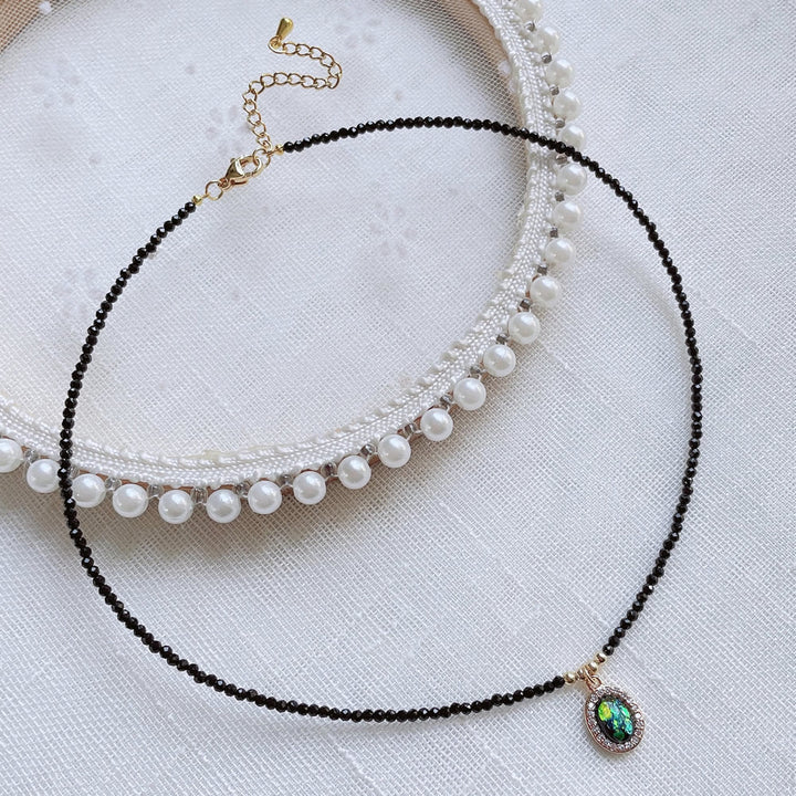 Collier avec pendentif en opale verte et perles d'obsidienne Olivenorma