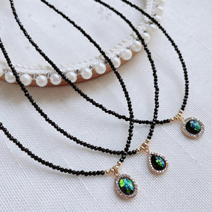 Collier avec pendentif en opale verte et perles d'obsidienne Olivenorma