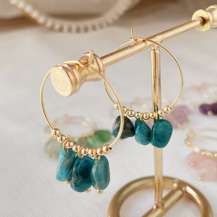 Boucles d'oreilles pendantes en acier titane et cristal concassé naturel Olivenorma