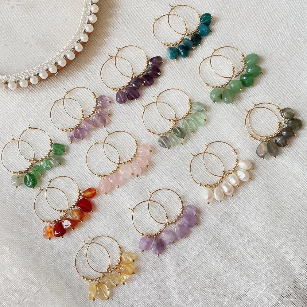 Boucles d'oreilles pendantes en acier titane et cristal concassé naturel Olivenorma