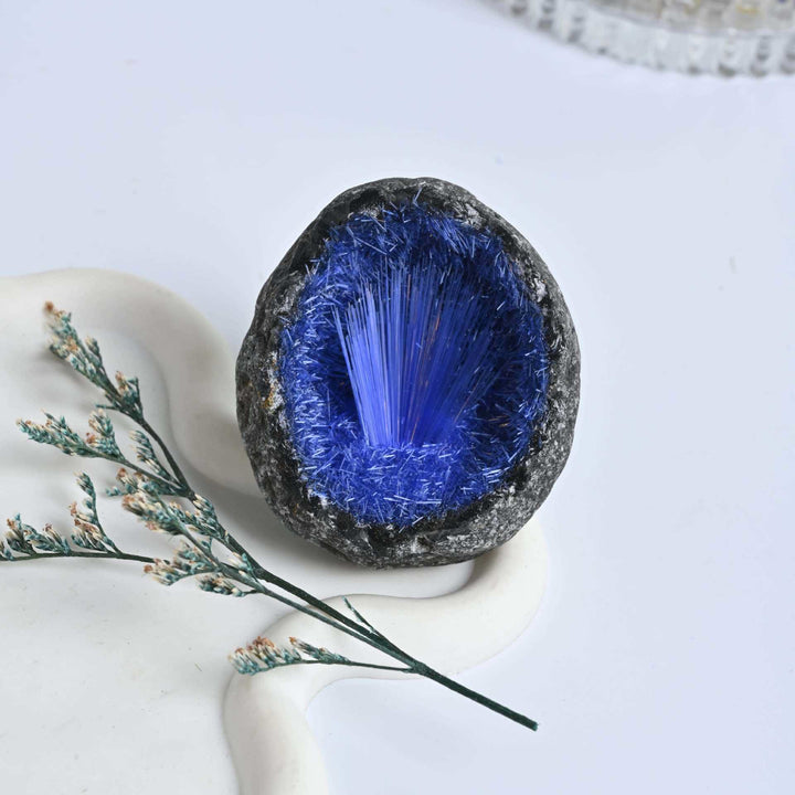 Décoration en pierre précieuse en forme d'œuf et d'aiguille en grappe de minerai de cheveux bleus Olivenorma