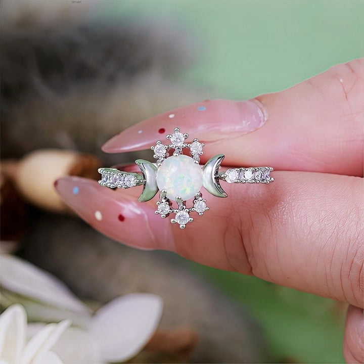 Bague déesse triple lune Olivenorma en opale blanche et zircon blanc