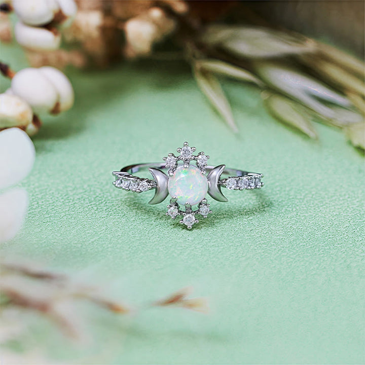 Bague déesse triple lune Olivenorma en opale blanche et zircon blanc