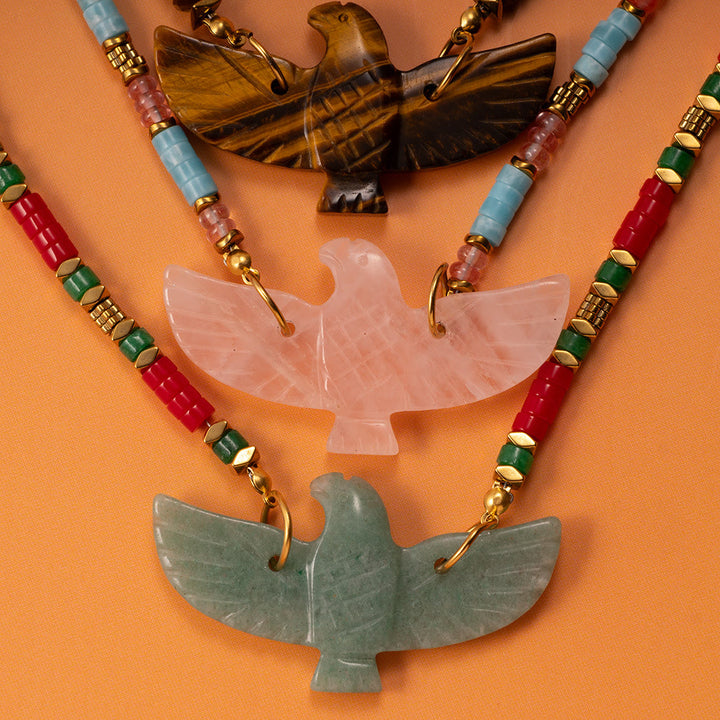 Collier de perles avec pendentif en pierre naturelle sculptée d'aigle Olivenorma