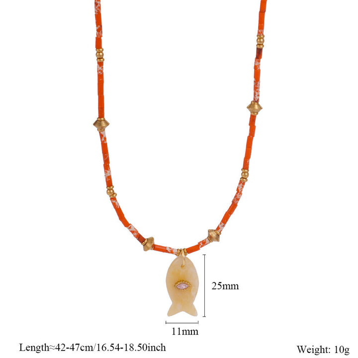 Collier pendentif en perles de pierre naturelle sculptées de poisson Olivenorma