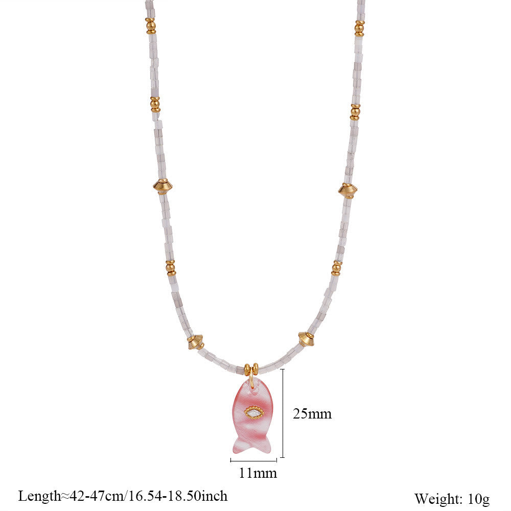 Collier pendentif en perles de pierre naturelle sculptées de poisson Olivenorma