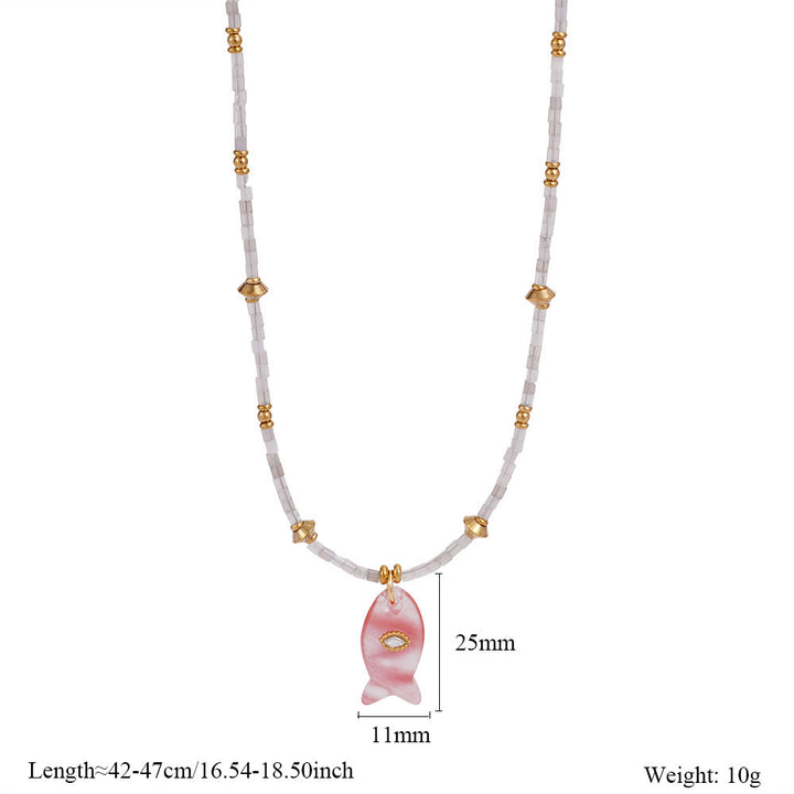 Collier pendentif en perles de pierre naturelle sculptées de poisson Olivenorma