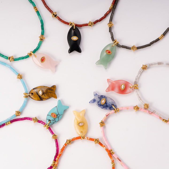 Collier pendentif en perles de pierre naturelle sculptées de poisson Olivenorma