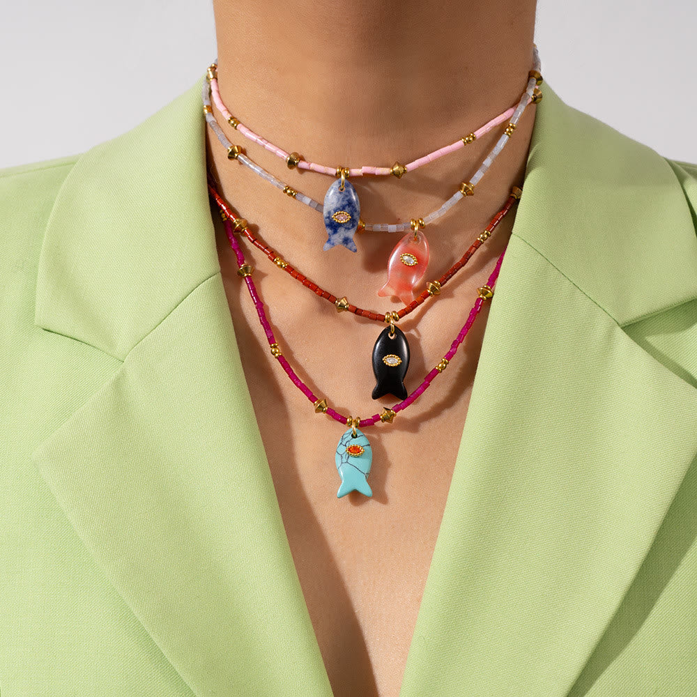 Collier pendentif en perles de pierre naturelle sculptées de poisson Olivenorma