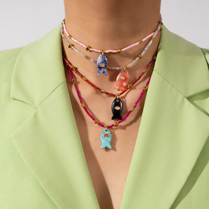 Collier pendentif en perles de pierre naturelle sculptées de poisson Olivenorma