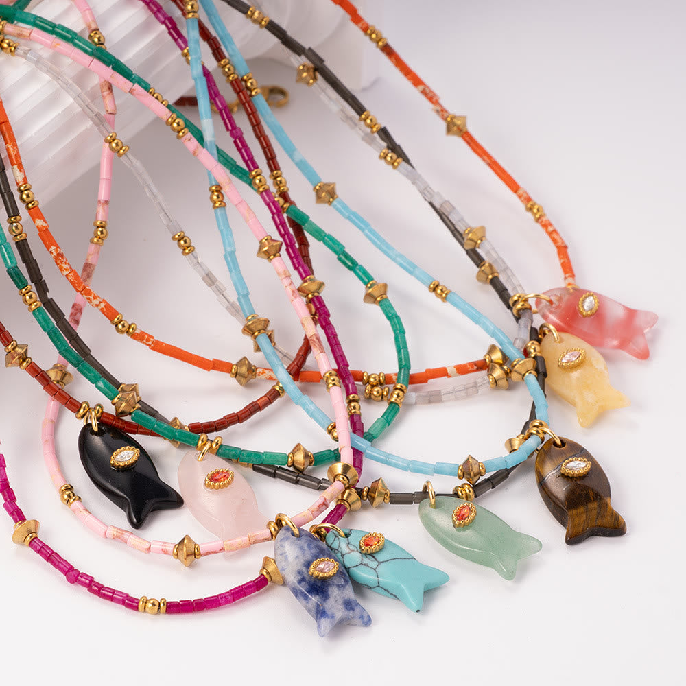 Collier pendentif en perles de pierre naturelle sculptées de poisson Olivenorma