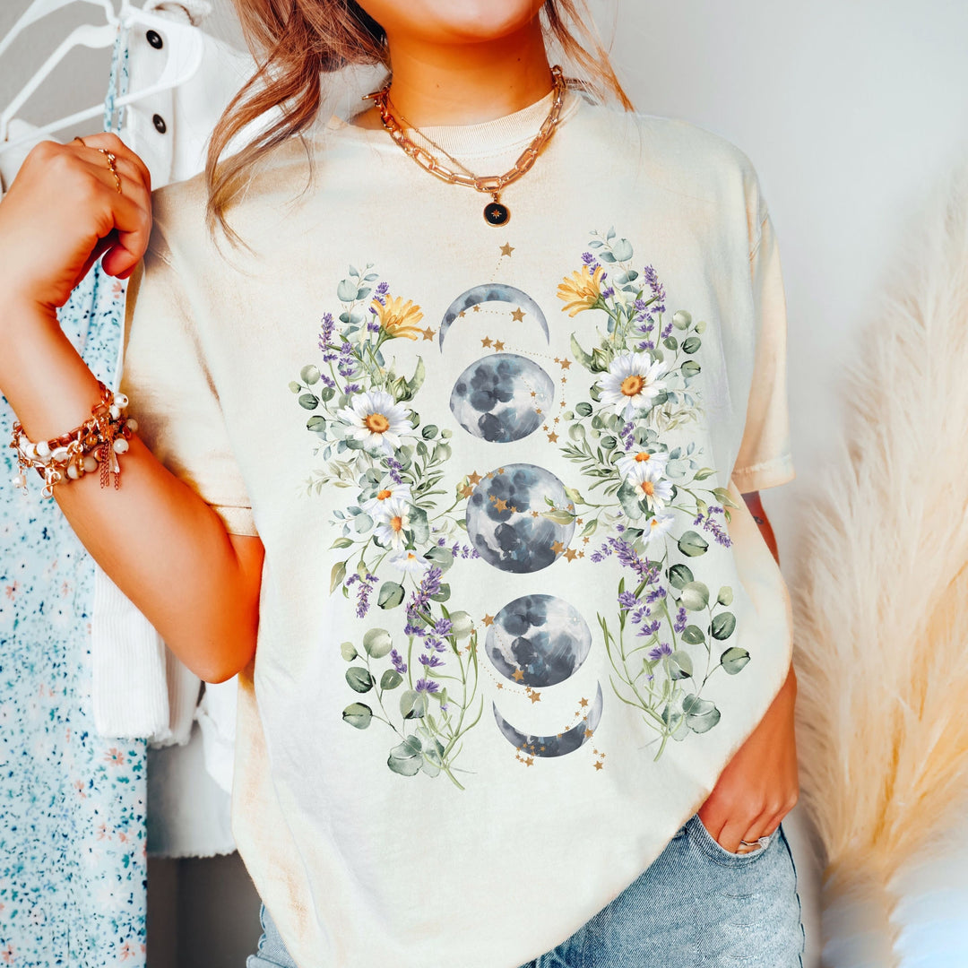 T-shirt Olivenorma aux couleurs confortables et florales, motif phases de lune célestes