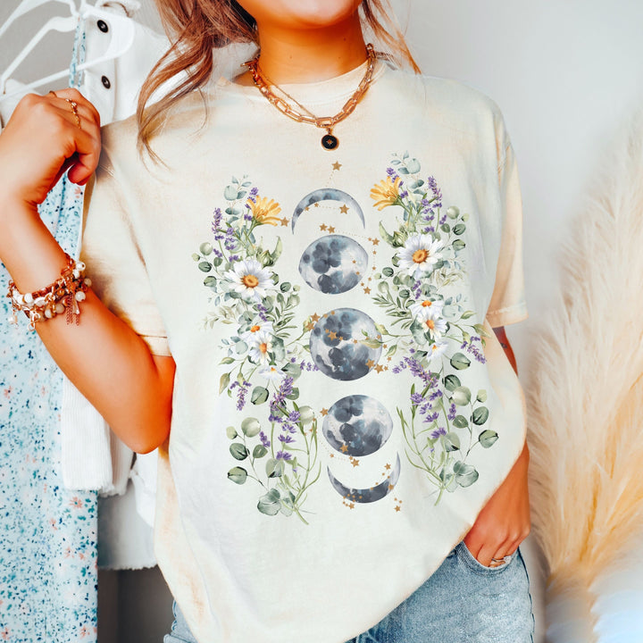 T-shirt Olivenorma aux couleurs confortables et florales, motif phases de lune célestes