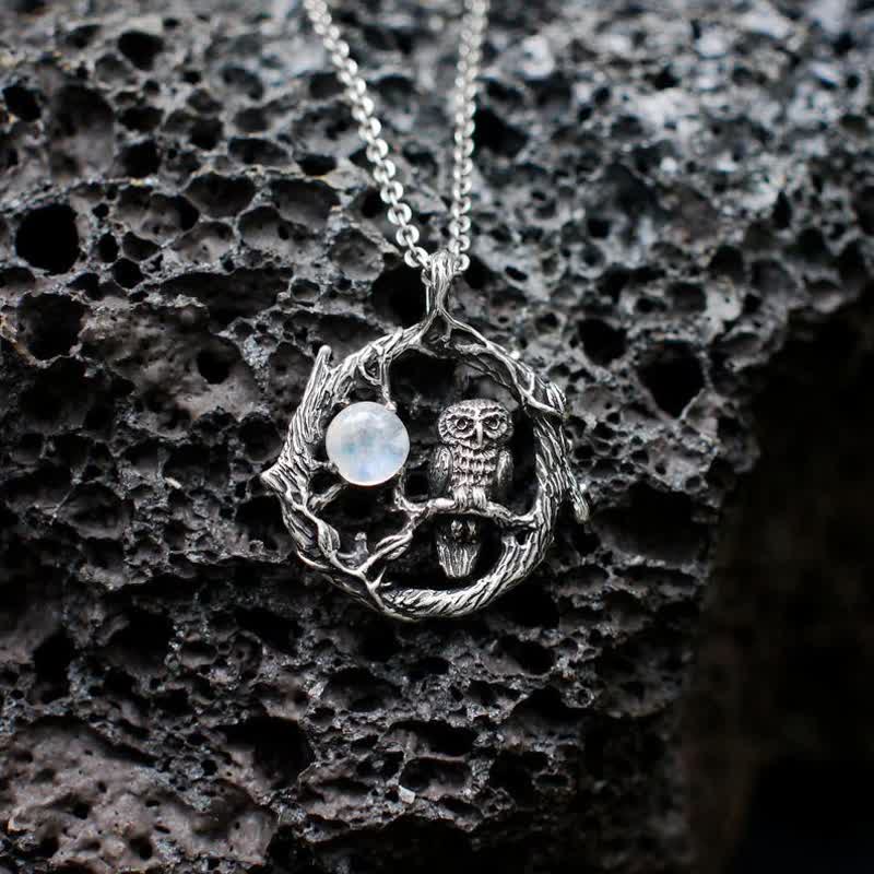 Collier rétro en pierre de lune avec hibou de la renaissance