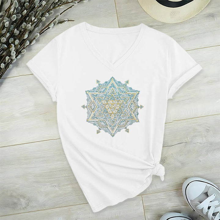 T-shirt col V avec symbole du cube de Olivenorma et géométrie sacrée. - Blanc - 2XL - image 13