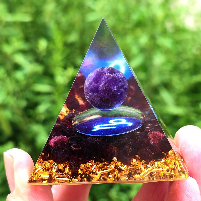 Pyramide d'orgone du zodiaque Capricorne en améthyste Olivenorma avec grenat
