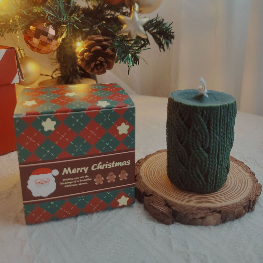 Bougie de Noël en forme de chaussette avec boule de laine gravée Olivenorma