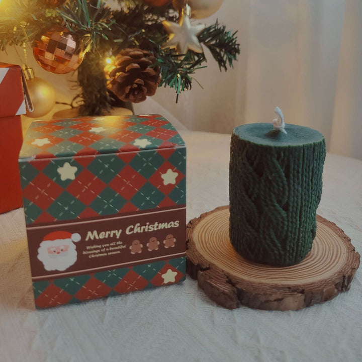 Bougie de Noël en forme de chaussette avec boule de laine gravée Olivenorma