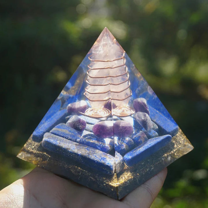 Pilier en quartz rose Olivenorma avec pyramide orgonite en lapis-lazuli
