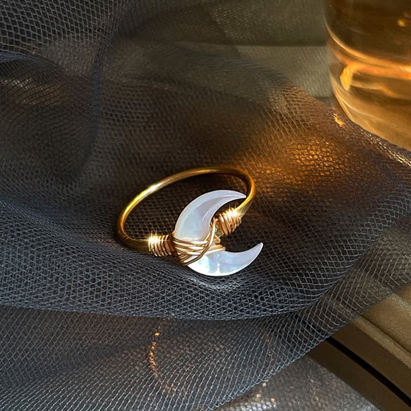 Bague ajustable ouverte en croissant de nacre Olivenorma
