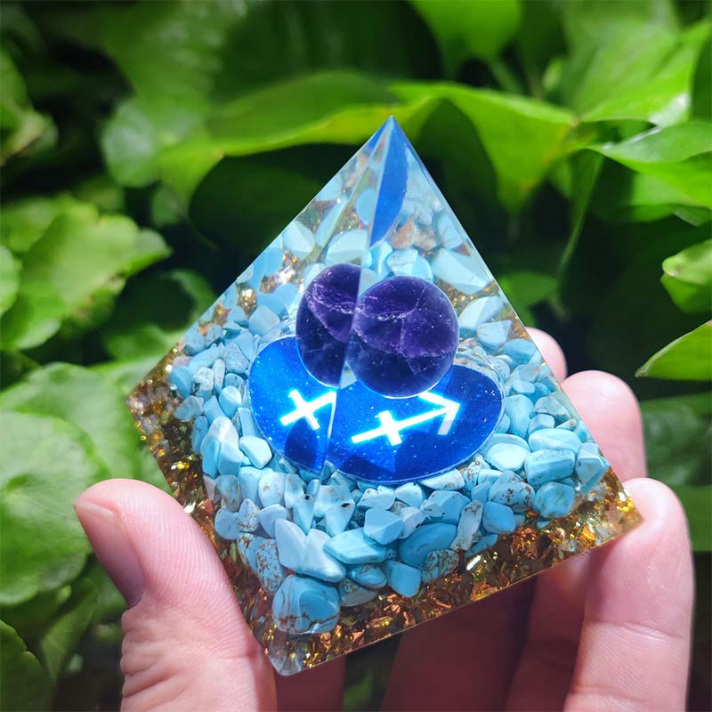 Pyramide d'orgone du zodiaque Sagittaire en turquoise Olivenorma avec lapis-lazuli