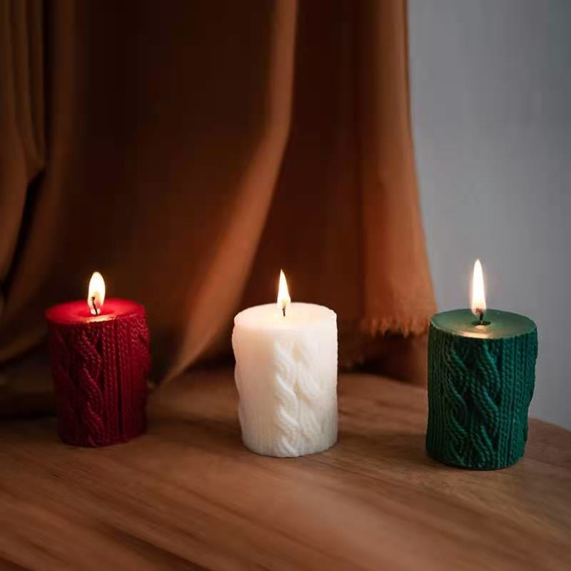Bougie de Noël en forme de chaussette avec boule de laine gravée Olivenorma