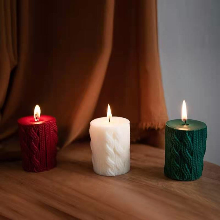 Bougie de Noël en forme de chaussette avec boule de laine gravée Olivenorma