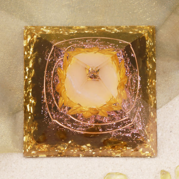 Pyramide d'orgone en cristal transparent d'obsidienne Olivenorma, symbole du lotus