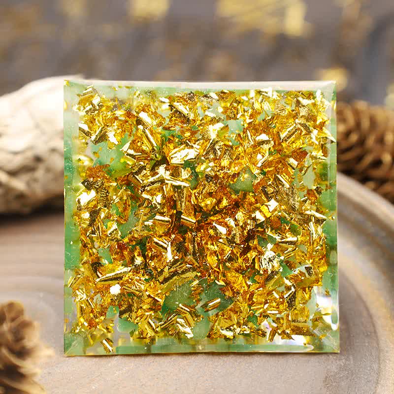 Aventurine verte Olivenorma avec pyramide d'orgone de Bouddha