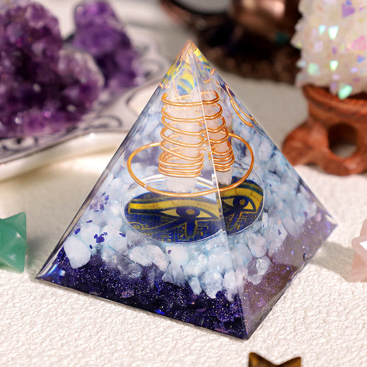 Pyramide d'orgone en cristal clair aigue-marine Œil d'Horus Olivenorma