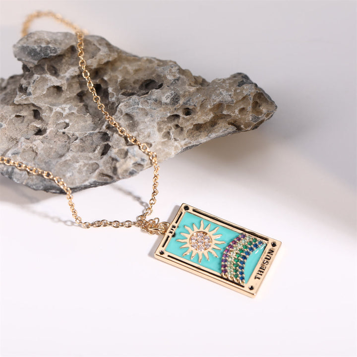 Collier en forme de goutte d'huile de tarot en or électroplaqué avec zircon Olivenorma