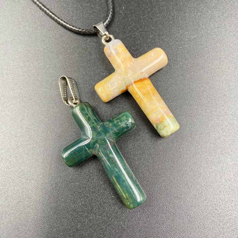 Pendentif de guérison en forme de croix en cristal naturel Olivenorma