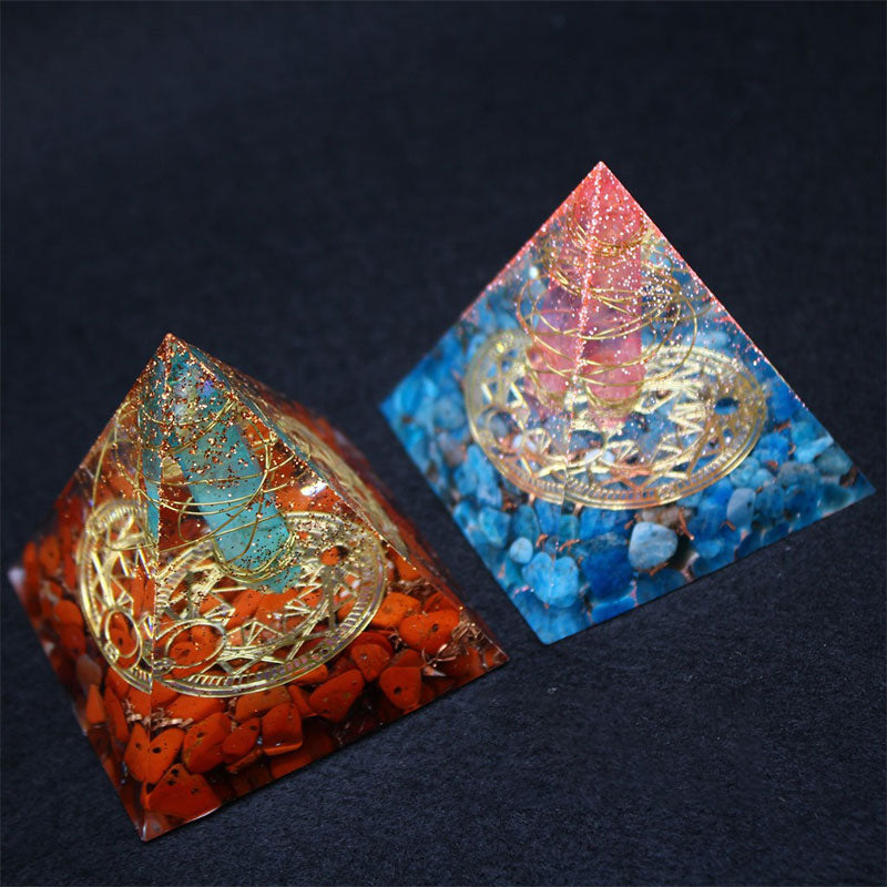 Pyramide d'orgone en quartz rouge Olivenorma avec lapis-lazuli