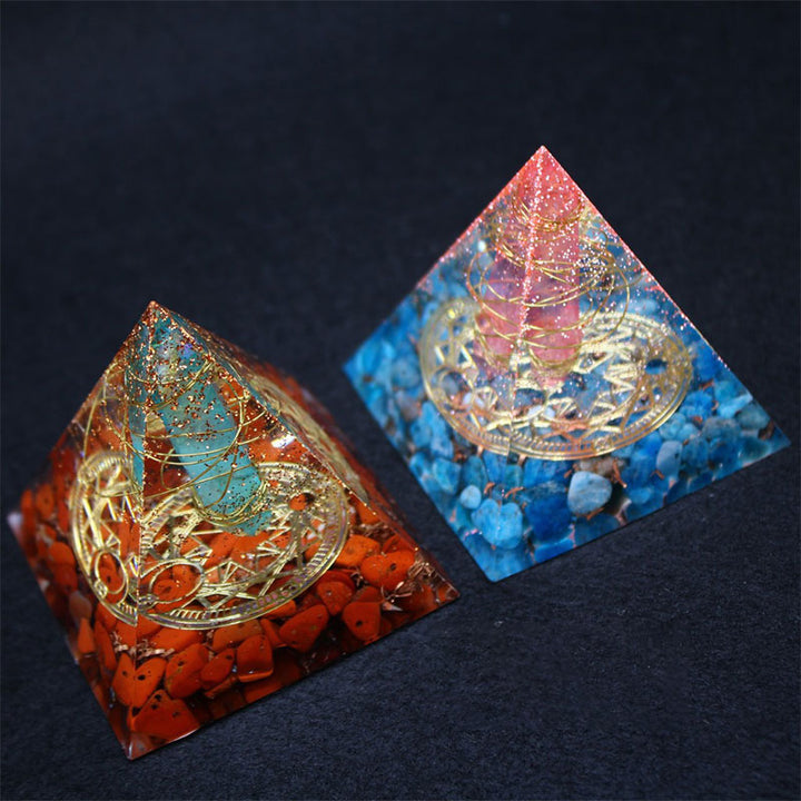 Pyramide d'orgone en quartz rouge Olivenorma avec lapis-lazuli