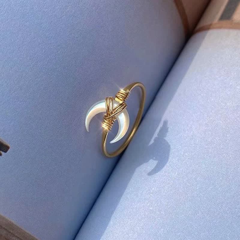 Bague ajustable ouverte en croissant de nacre Olivenorma