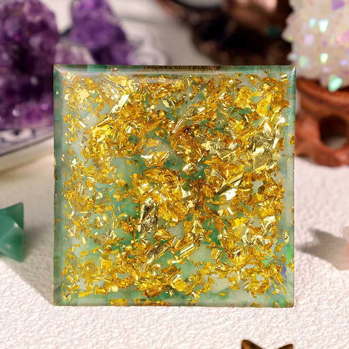 Pyramide d'orgone Oeil d'Horus Péridot Aventurine Bleu Vert Olivenorma