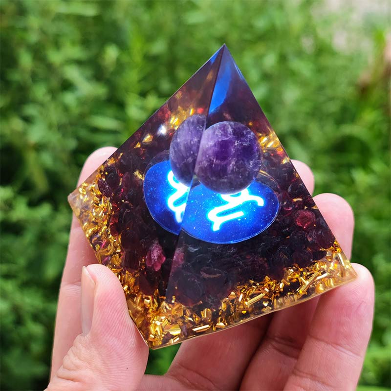 Pyramide d'orgone du zodiaque Capricorne en améthyste Olivenorma avec grenat