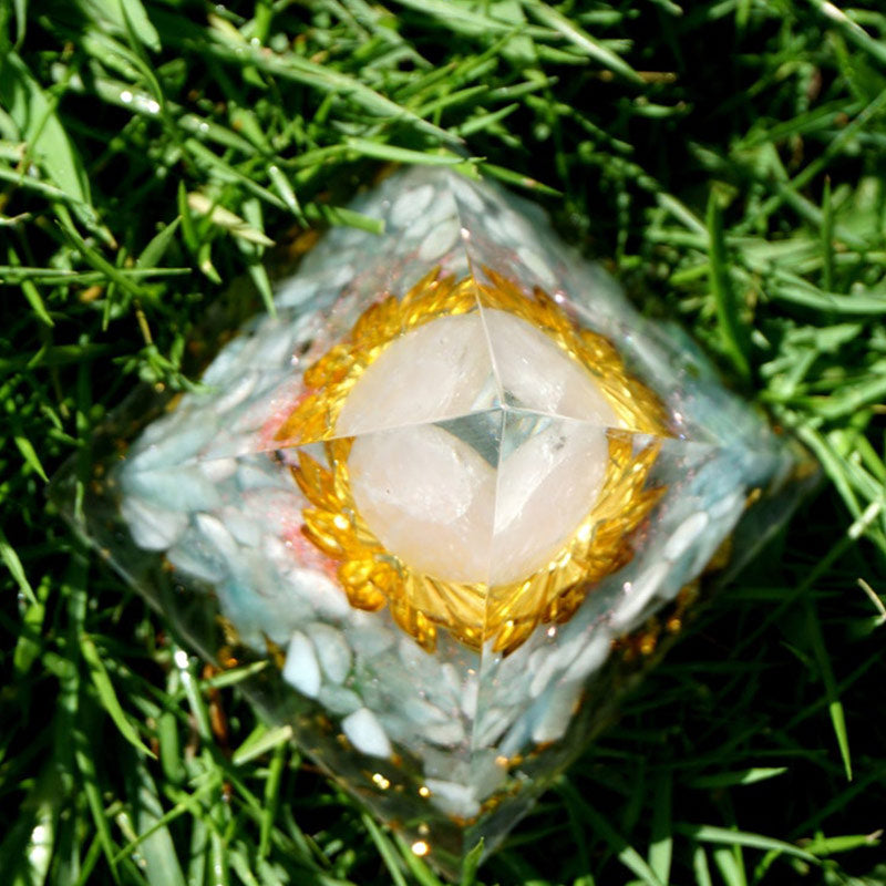 Pyramide d'orgone symbole de lotus en quartz rose aigue-marine Olivenorma
