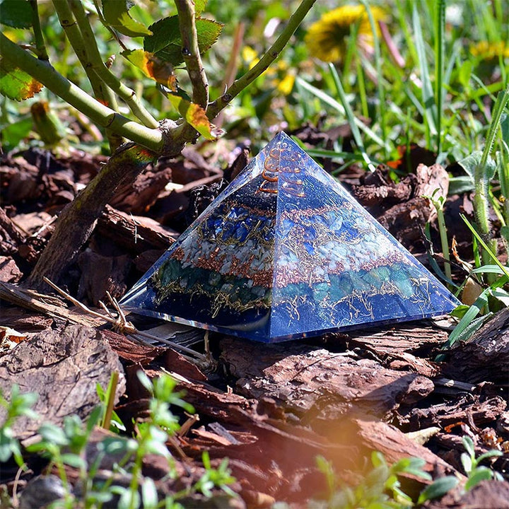 Mazonite Olivenorma avec pyramide d'orgone en jade vert
