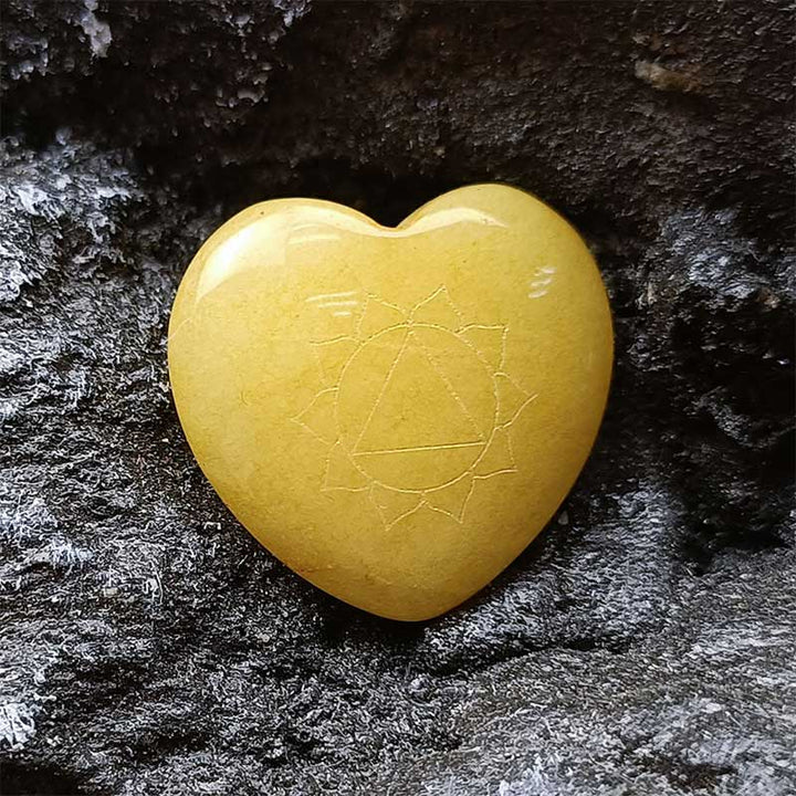 Ensemble de cristaux en forme de cœur avec 7 pierres de chakra