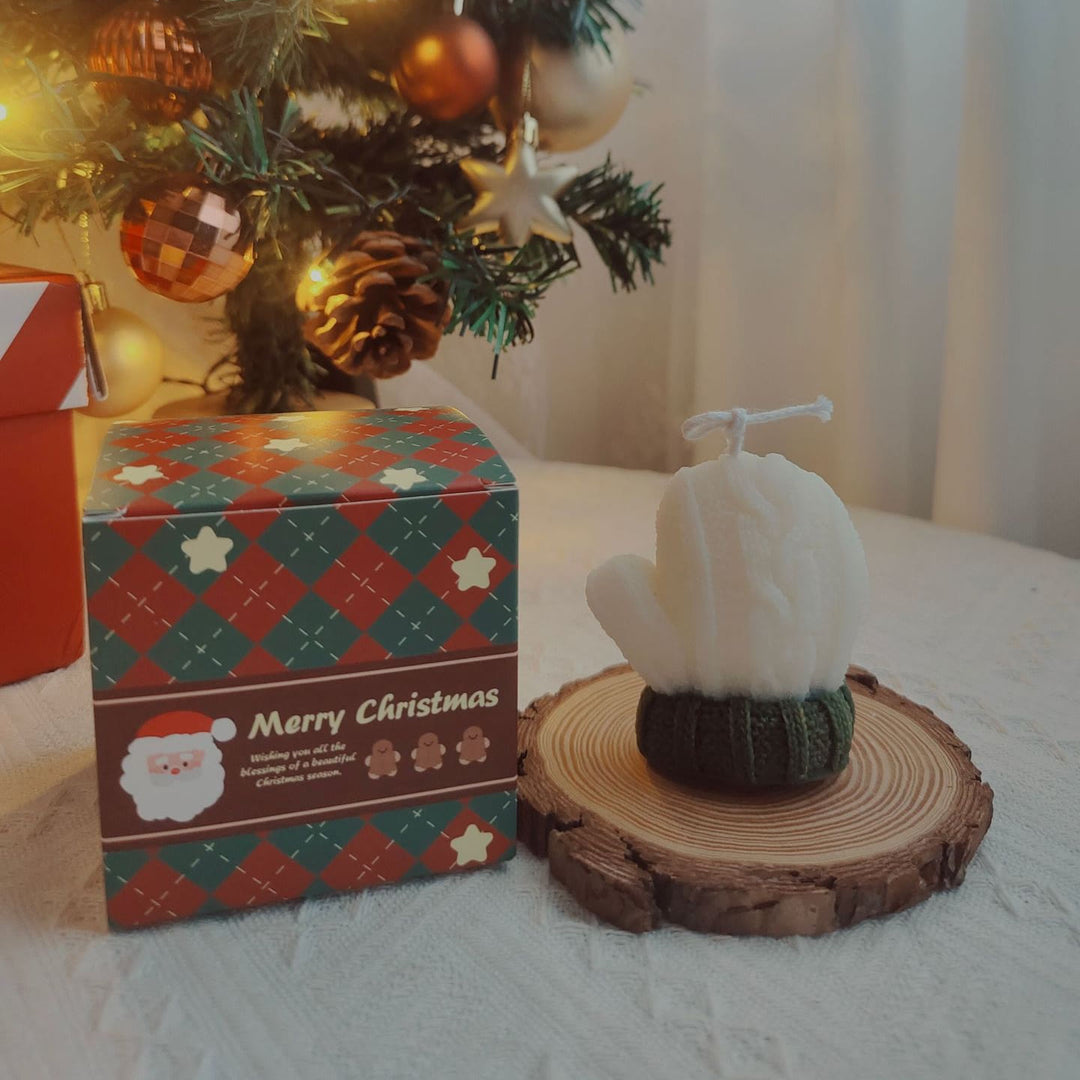 Bougie de Noël en forme de chaussette avec boule de laine gravée Olivenorma