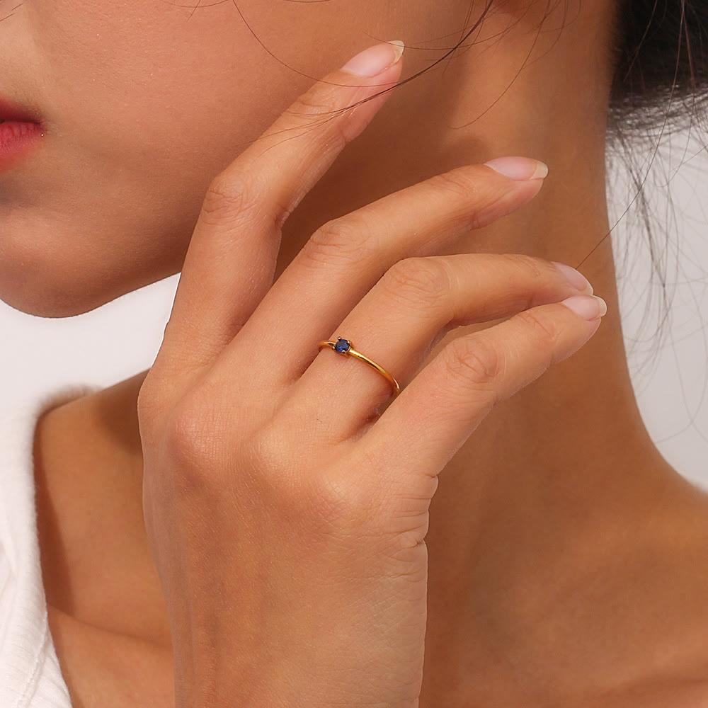 Bague simple en acier inoxydable plaqué 18 carats avec pierre de naissance Olivenorma