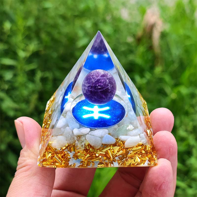 Pyramide d'orgone du zodiaque Poissons en améthyste Olivenorma avec agate blanche