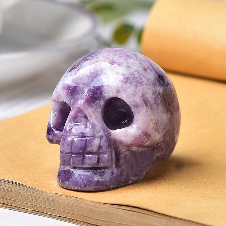 Décoration artisanale en pierres précieuses avec crâne gravé en cristal Olivenorma