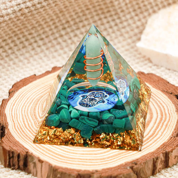 Pyramide d'orgone Hamsa en aventurine verte Olivenorma avec malachite