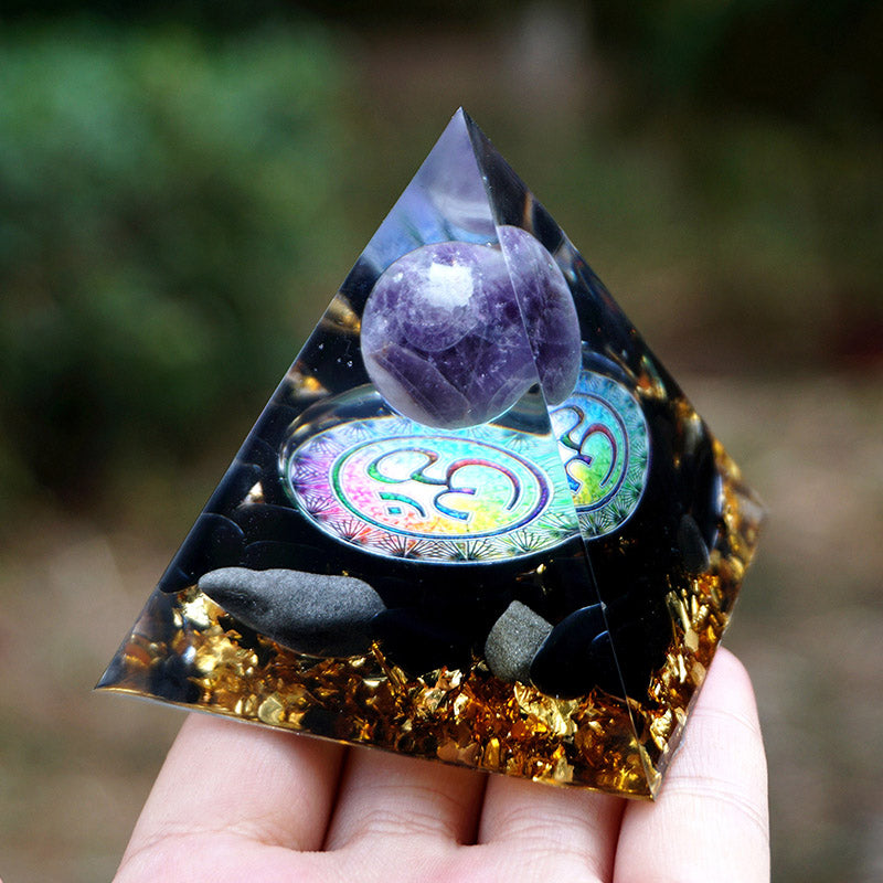 Améthyste naturelle Olivenorma avec obsidienne Symbole OM Pyramide orgone