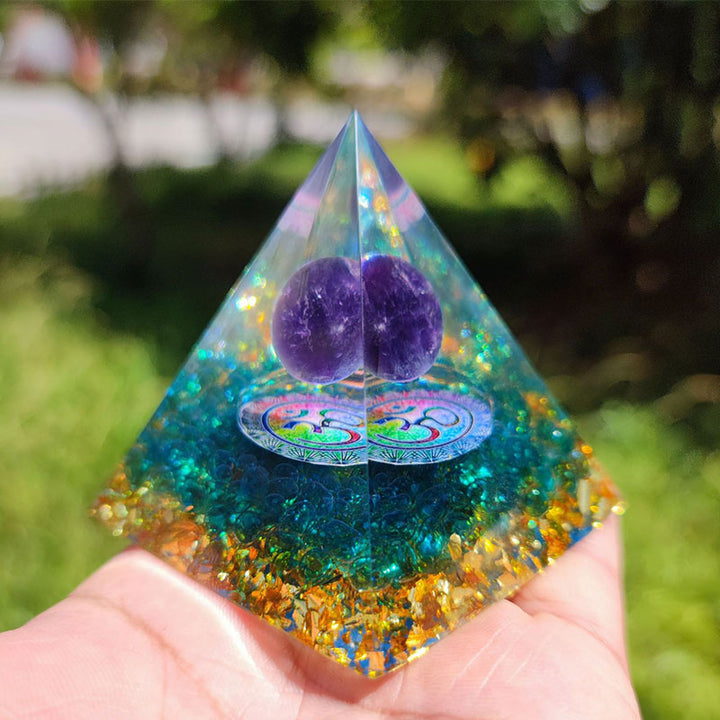 Pyramide d'orgone OM en quartz bleu Olivenorma avec boule d'améthyste