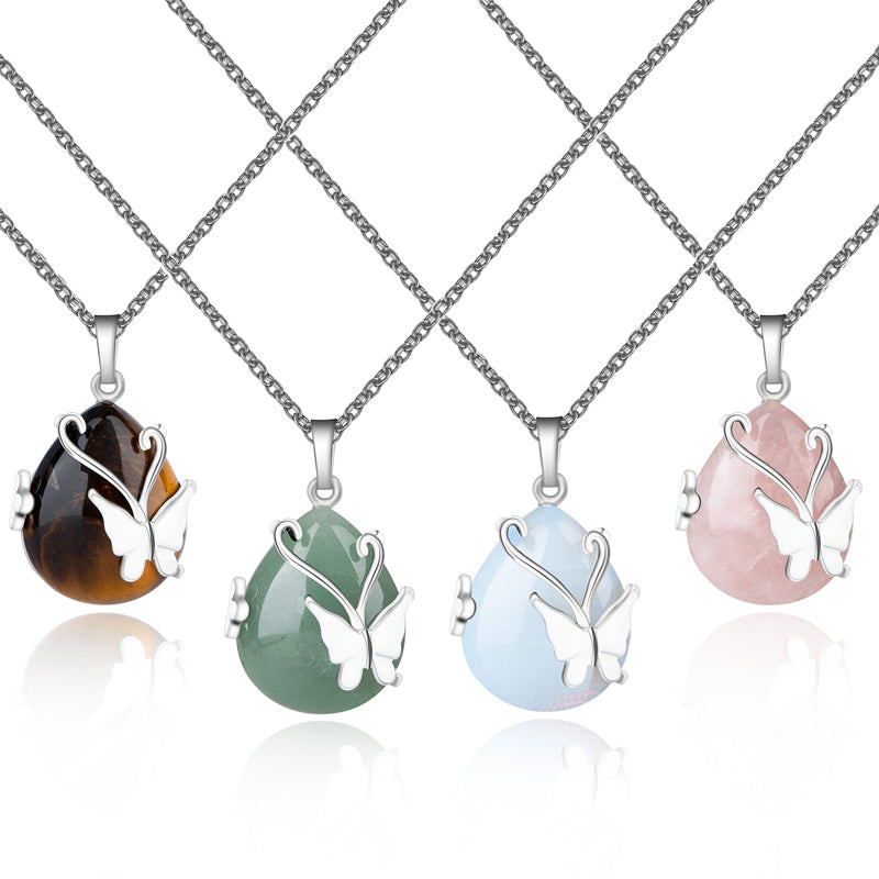 Collier en pierres précieuses avec ailes de papillon en cristal