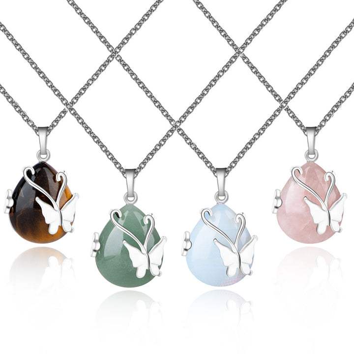 Collier en pierres précieuses avec ailes de papillon en cristal